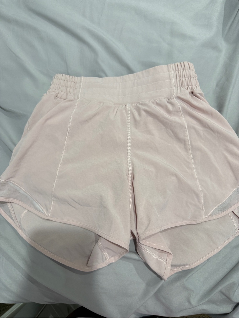 LIGHT PINK Lululemon Hotty Hot size 4 4inch mid rise